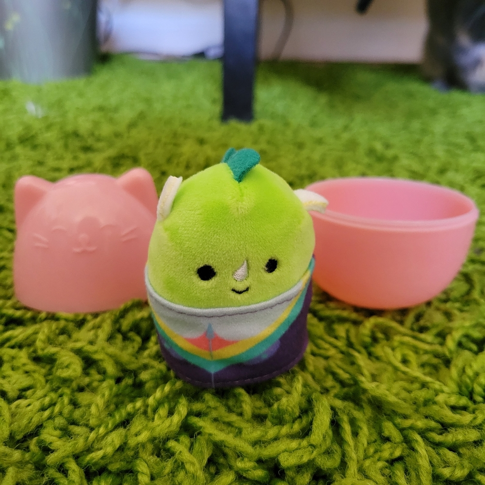 Danny dinosaur squishville squishmallow 2 inches with capsule and outfit